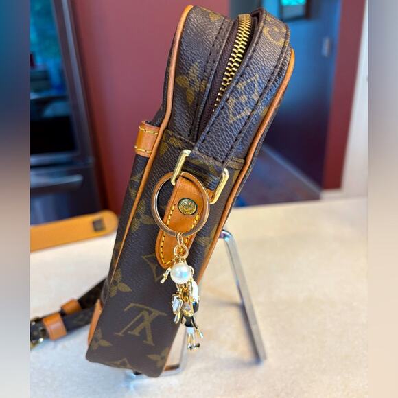 LOUIS VUITTON Danube Crossbody w/Box, Dust Bag, 1 Ribbon, 2 Bag Charms & COA.EUC - Picture 7 of 16